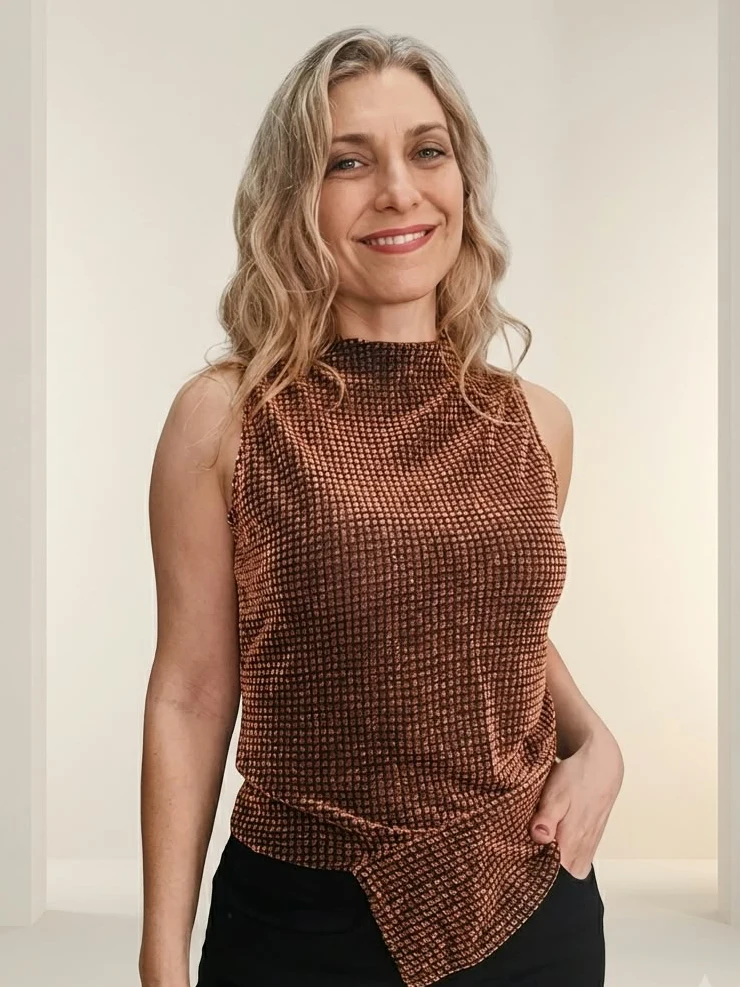 Blusa cobre sem mangas com textura e gola alta