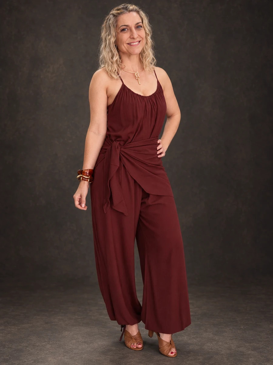 Conjunto vinho com blusa de alças e amarração na cintura