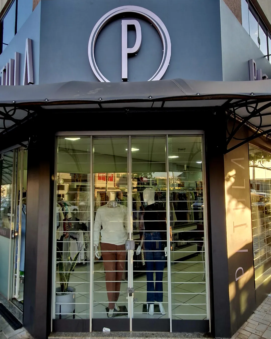 Fachada da loja Patula Modas na Av. Mandacaru, em Maringá