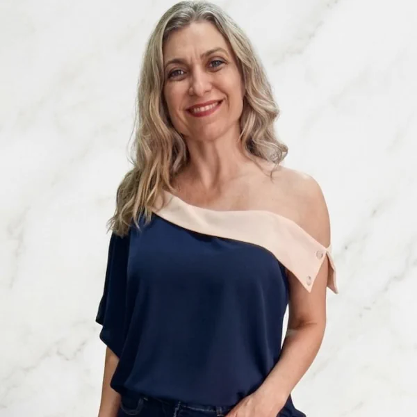 Blusa azul-marinho assimétrica com detalhe claro no decote
