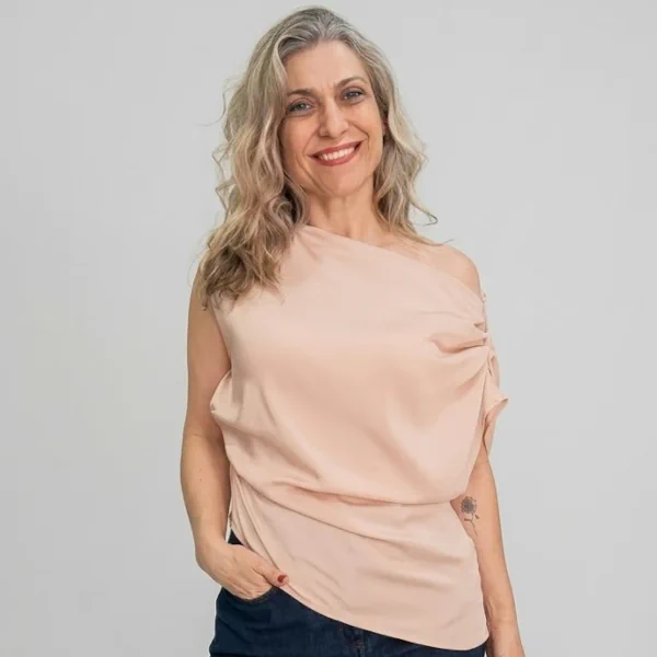 Blusa feminina nude de um ombro só